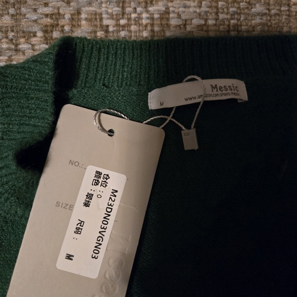 Green V-Neck Sweater Womens M MESSIC NEW - Picture 3 of 4